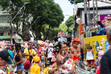 Salvador, Bahia, Brezilya - 01 Mart 2025: İnsanlar Salvador, Bahia 'daki karnaval sırasında Carla Peres elektrik üçlüsünde eğlenirken görülüyor.