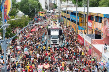 Salvador, Bahia, Brezilya - 01 Mart 2025: Erkekler, kadınlar ve çocuklar Salvador, Bahia 'da bir şamandıra geçerken karnavala atlıyorlar.