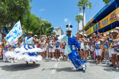 Salvador, Bahia, Brezilya - 01 Mart 2025: Brezilya 'nın Salvador kentindeki Karnaval sırasında bir Samba kültür grubunun parçası olarak Revelers geçit töreni ve dans.