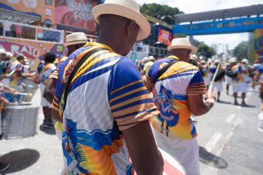 Salvador, Bahia, Brezilya - 03 Mart 2025: Müzisyenler Brezilya 'nın Salvador kentindeki bir karnaval geçidinde gösteri yaparken görüldü.