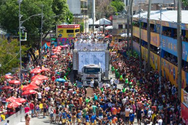 Salvador, Bahia, Brezilya - 3 Mart 2025: Brezilya 'nın Salvador kentinde düzenlenen karnaval sırasında binlerce insanın bir elektrikli üçlüyü takip ettiği ve dans ettiği görüldü.