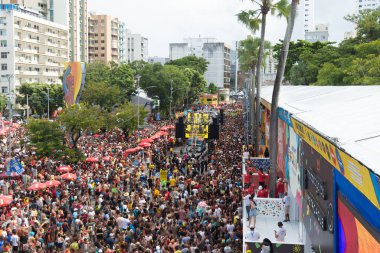 Salvador, Bahia, Brezilya - 03 Mart 2025: Bir elektrikli üçlünün görüntüsü ve ardından Osmar pistindeki karnaval sırasında dans eden milyonlarca insan. Salvador, Brezilya.