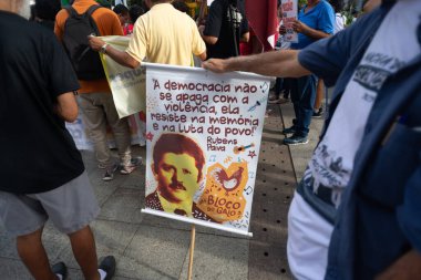 Salvador, Bahia, Brezilya - 01 Nisan 2025: Brezilya 'nın eski cumhurbaşkanı Bolsonaro' ya karşı düzenlenen bir gösteride insanlar tabela tutarken görülüyor. Salvador, Bahia.