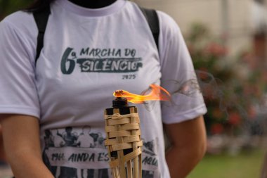 Salvador, Bahia, Brezilya - 01 Nisan 2025: Protestocular Salvador, Bahia kentindeki sessizlik yürüyüşüne mumlarla katıldı.