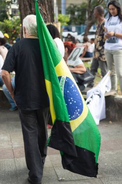 Salvador, Bahia, Brezilya - 1 Nisan 2025: Protestocular, Bahia 'nın Salvador kentinde düzenlenen sessiz yürüyüş sırasında pankartlar, posterler ve bayraklarla görüldü.