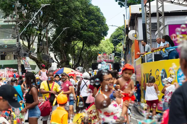 Salvador, Bahia, Brezilya - 01 Mart 2025: İnsanlar Salvador, Bahia 'daki karnaval sırasında Carla Peres elektrik üçlüsünde eğlenirken görülüyor.
