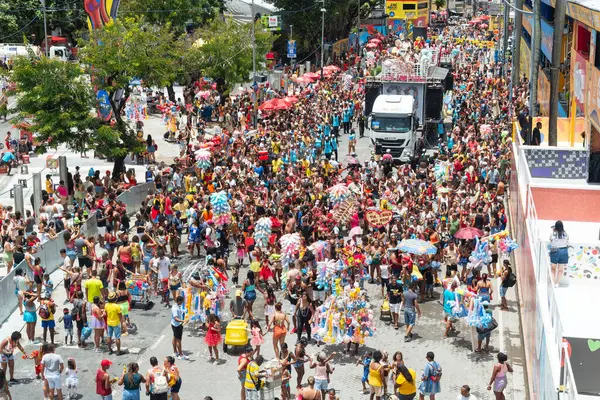 Salvador, Bahia, Brezilya - 01 Mart 2025: İnsanlar Salvador, Bahia 'daki karnaval sırasında Carla Peres elektrik üçlüsünde eğlenirken görülüyor.