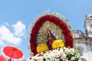 Salvador, Bahia, Brezilya - 13 Aralık 2019: Katolik inananlar Salvador, Bahia 'da Aziz Lucy onuruna düzenlenen tören sırasında dua ederken ve şarkı söylerken görüldü..