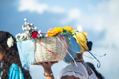 Salvador, Bahia, Brezilya - 2 Şubat 2025: İnsanlar Rio Vermelho sahilinin kenarında Iemanja anısına hediyeler sunarken görülüyor. Salvador, Bahia.