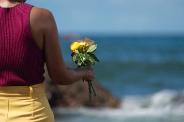 Salvador, Bahia, Brezilya - 2 Şubat 2025: Bahia 'nın Salvador kentindeki bir Iemanja partisi sırasında plajda bir Candomble takipçisi görüldü.