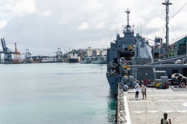 Salvador, Bahia, Brezilya - 26 Ocak 2025: Turistler Brezilya 'nın Salvador limanındaki Donanma gemilerini ziyaret ederken görüldü.