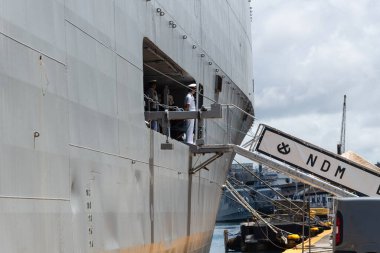 Salvador, Bahia, Brezilya - 26 Ocak 2025: Brezilya 'nın Bahia kentindeki Salvador limanına ziyaretler için bir donanma gemisi açıldı.