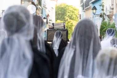 Salvador, Bahia, Brezilya - 18 Nisan 2025: Brezilya 'nın Salvador kentindeki ölü lordun geçit törenine katılan Siyah Kardeşliğin kadın üyeleri görülüyor.