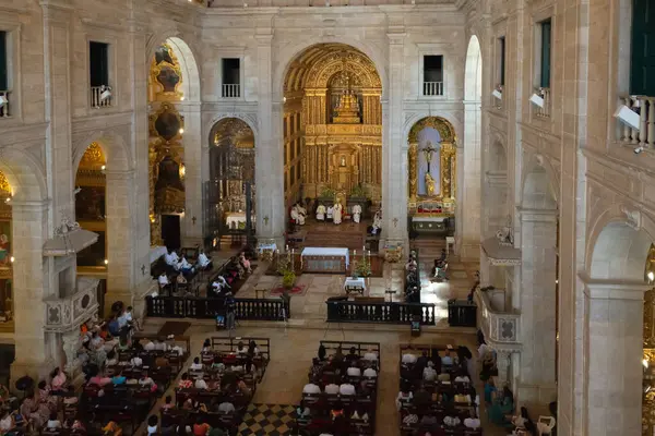 Salvador, Bahia, Brezilya - 20 Nisan 2025: Katolikler Katedral Bazilikası 'nda Paskalya Pazar ayinine katılıyorlar. Pelourinho, Salvador şehri, Bahia.