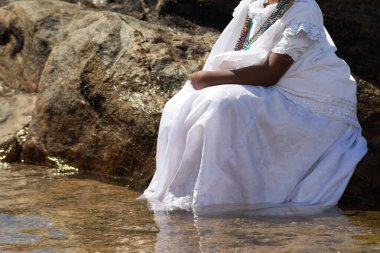 Salvador, Bahia, Brezilya - 02 Şubat 2025: Candomble taraftarları Rio Vermelho sahilinin kayalıklarında Iemanja 'ya saygılarını sunarken görüldüler. Salvador, Brezilya.