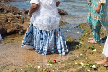 Salvador, Bahia, Brezilya - 02 Şubat 2025: İnsanlar Brezilya 'nın Salvador kentindeki Iemanja' ya saygılarını sunarken Rio Vermelho sahilinin kıyısında görüldüler..