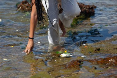 Salvador, Bahia 'da Iemanja anısına sahilde yürüyen candomble insanlar görülüyor..