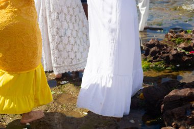 Rio Vermelho sahilinin kayalıklarında Iemanja 'ya saygılarını sunan candomble takipçileri görülüyor. Salvador, Brezilya.