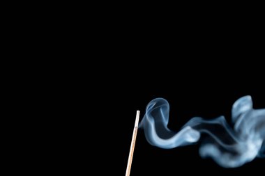 Dumanın şekli sürekli değişiyor. Siyah arkaplan