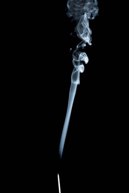 Dumanın şekli sürekli değişiyor. Siyah arkaplan