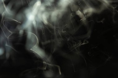 Beyaz duman dalgaları, siyah arka planda izole edilmiş tütsü dumanı. Stüdyo çekimi.