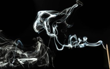 Beyaz duman dalgaları, siyah arka planda izole edilmiş tütsü dumanı. Stüdyo çekimi.