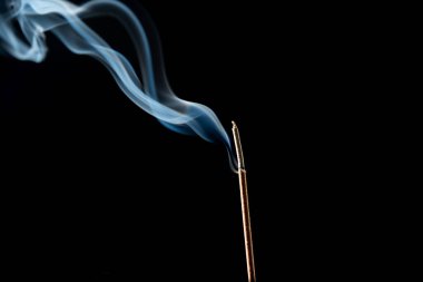 Esmer arka planda tütsü tütsülerinin yakın plan görüntüsü. Stüdyo çekimi.