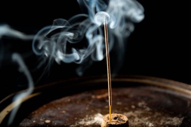 Karanlıkta tütsü dumanıyla dans etmek. Stüdyo çekimi.