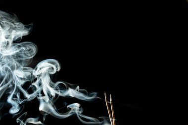 Beyaz duman dalgaları, siyah arka planda izole edilmiş tütsü dumanı. Stüdyo çekimi.