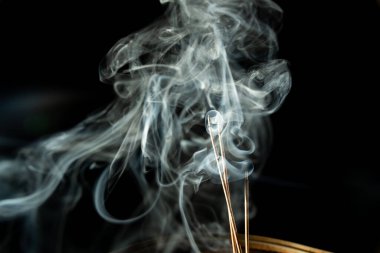 Beyaz duman dalgaları, siyah arka planda izole edilmiş tütsü dumanı. Stüdyo çekimi.