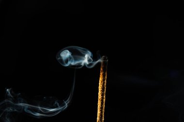 Esmer arka planda tütsü tütsülerinin yakın plan görüntüsü. Stüdyo çekimi.