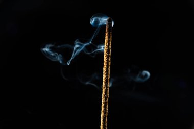 Esmer arka planda tütsü tütsülerinin yakın plan görüntüsü. Stüdyo çekimi.