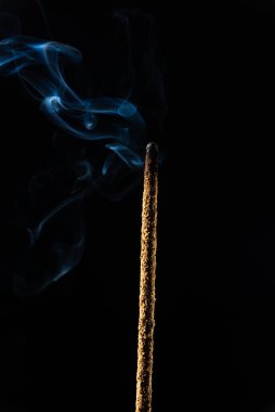 Yumuşak mavi tonlarda tütsü dumanı. Stüdyo çekimi.