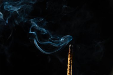 Esmer arka planda tütsü tütsülerinin yakın plan görüntüsü. Stüdyo çekimi.