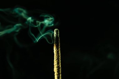 Yumuşak yeşil tonlarda tütsü dumanı. Stüdyo çekimi.