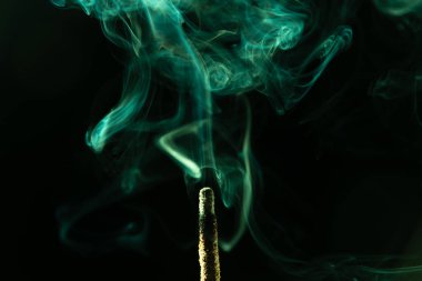 Yumuşak yeşil tonlarda tütsü dumanı. Stüdyo çekimi.