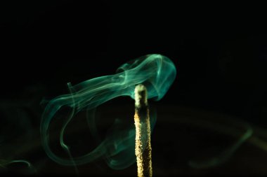 Yumuşak yeşil tonlarda tütsü dumanı. Stüdyo çekimi.