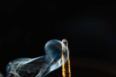 Yumuşak mavi tonlarda tütsü dumanı. Stüdyo çekimi.