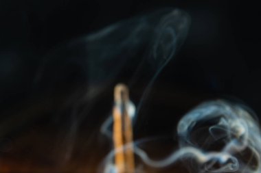 Yumuşak mavi tonlarda tütsü dumanı. Stüdyo çekimi.