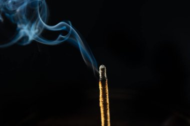 Yumuşak mavi tonlarda tütsü dumanı. Stüdyo çekimi.