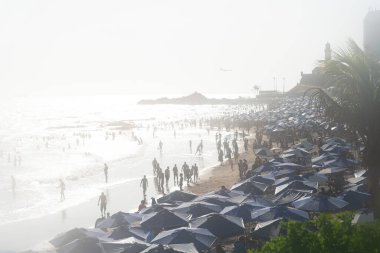 Salvador, Bahia, Brezilya - 05 Ocak 2025: Kalabalık Farol da Barra plajında eğlenirken ve denizde banyo yaparken görülüyor. Salvador, Bahia. 