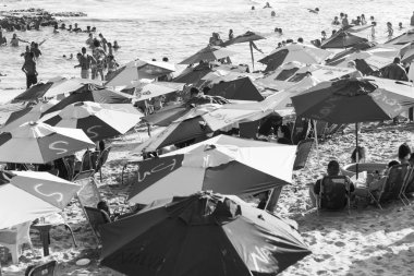 Salvador, Bahia, Brezilya - 05 Ocak 2025: Kalabalık Farol da Barra plajında eğlenirken ve denizde banyo yaparken görülüyor. Salvador, Bahia. 