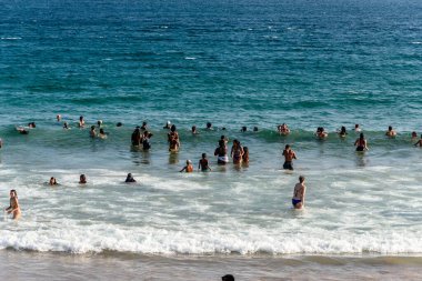 Salvador, Bahia, Brezilya - 05 Ocak 2025: Turistler öğleden sonra Farol da Barra plajında eğlenirken görülüyor. Salvador, Bahia.