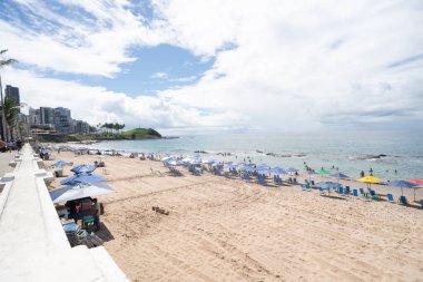 Salvador, Bahia, Brezilya - 24 Ocak 2025: Salvador, Bahia 'da hamamlar ve turistlerle dolu Farol da Barra plajı.