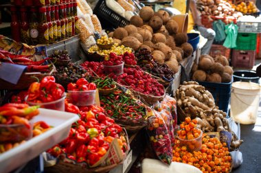 Bir stantta satılık çeşitli ürünler. Sao Joaquim Fuarı, Salvador.