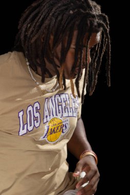 Salvador, Bahia, Brezilya - 3 Mayıs 2025: Sıradan kıyafetler giyen ve kameraya poz veren yakışıklı genç adam. Siyah arka planda izole edilmiş. Kendine güvenen biri..