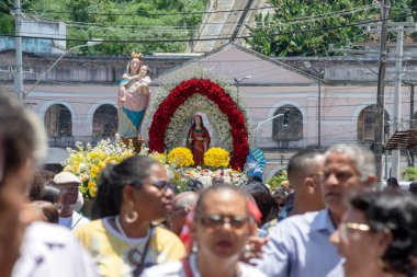 Salvador, Bahia, Brezilya - 13 Aralık 2019: Yüzlerce Katolik 'in Salvador, Bahia kentindeki Aziz Lucy onuruna düzenlenen törene katıldığı görüldü..
