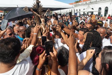 Salvador, Bahia, Brezilya - 27 Aralık 2024: Katolikler 2024 yılının son Cuma günü Bonfim Kilisesi 'nde ayine katılırken görüldü. Salvador, Bahia.