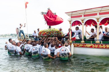 Salvador, Bahia, Brezilya - 31 Aralık 2024: Katolikler tarafından Galeota Gratidao do Povo 'ya götürülen Bom Jesus Dos Navegantes heykelinin görüntüsü. Salvador, Bahia.