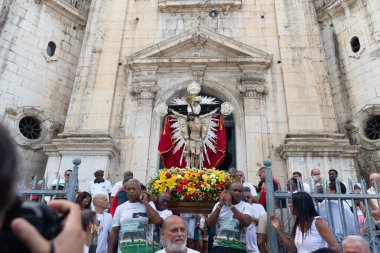 Salvador, Bahia, Brezilya - 01 Ocak 2025: Katolikler Bom Jesus dos Navegantes heykeline Salvador, Bahia 'daki Galiota teknesine kadar eşlik ederler..